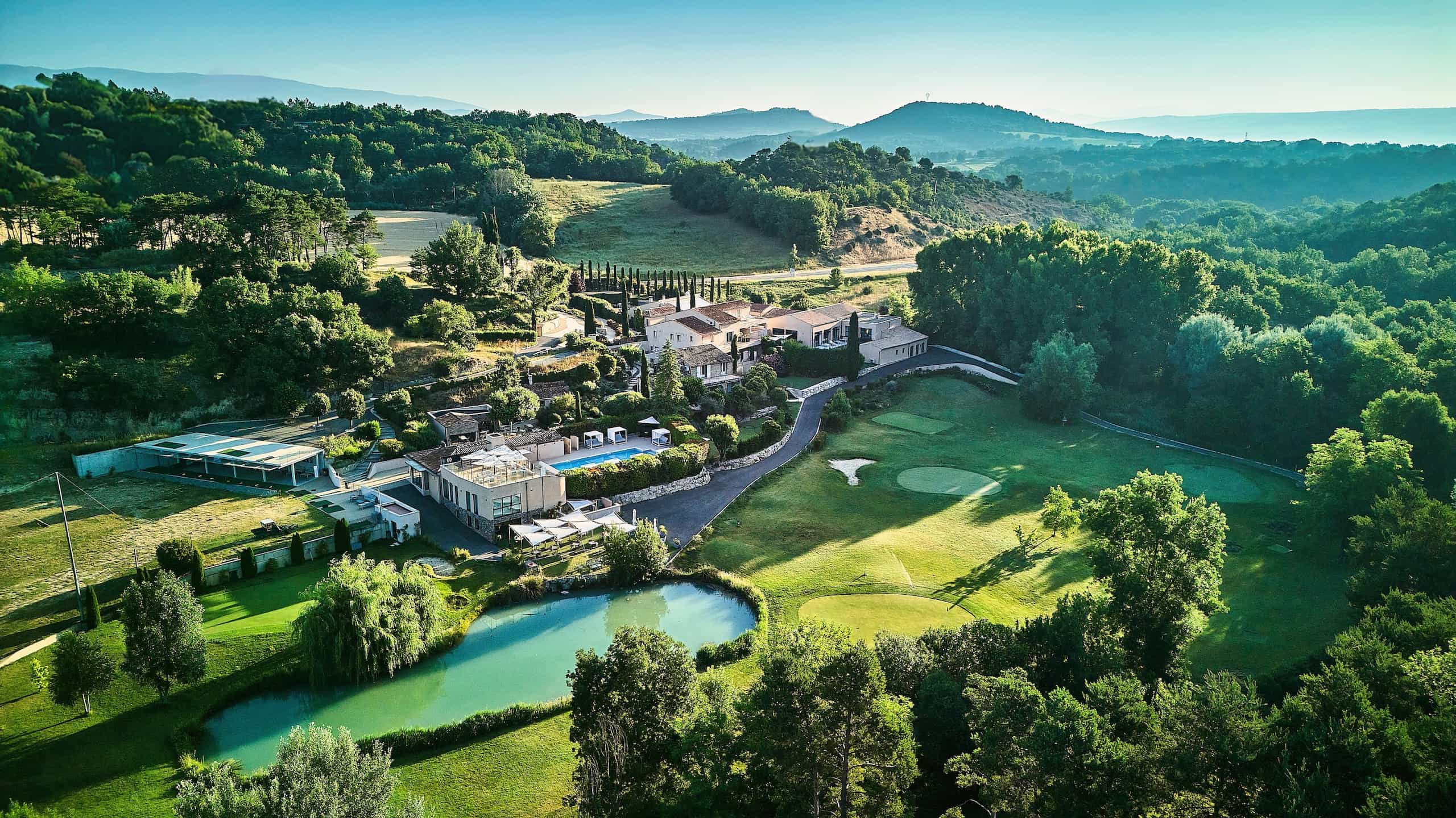 Parcours de golf 9 trous Pitch & Putt du Domaine Ribiera dans le Luberon